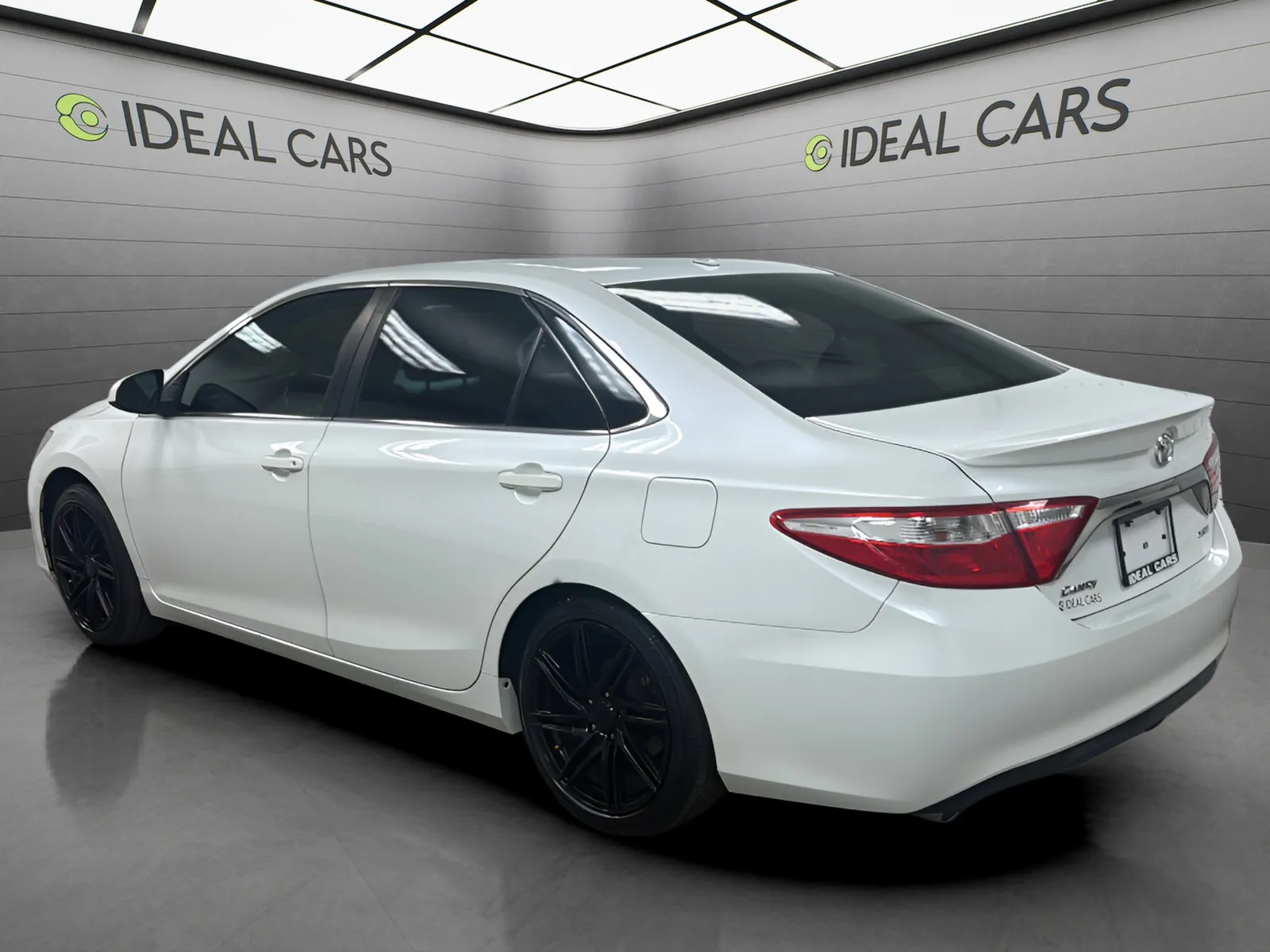2017 Toyota Camry XSE - Photo 7