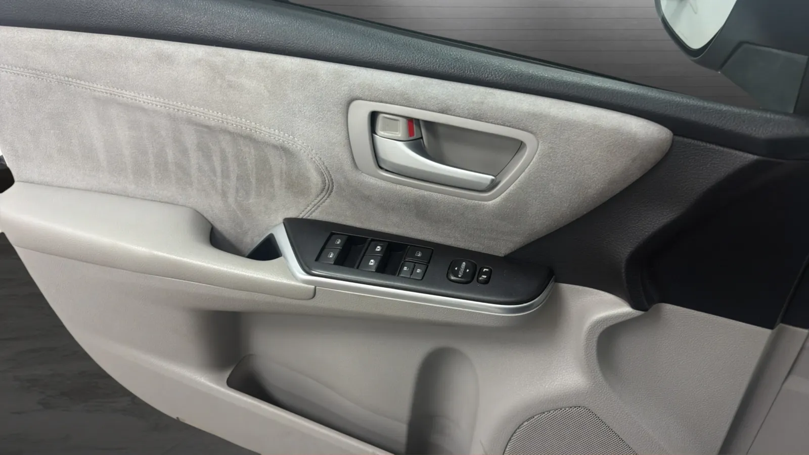 2017 Toyota Camry XSE - Photo 17