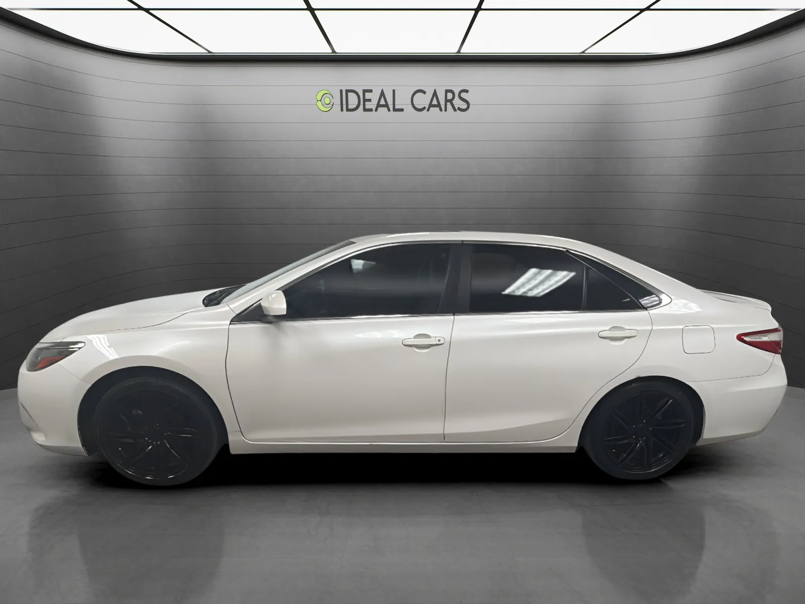 2017 Toyota Camry XSE - Photo 8