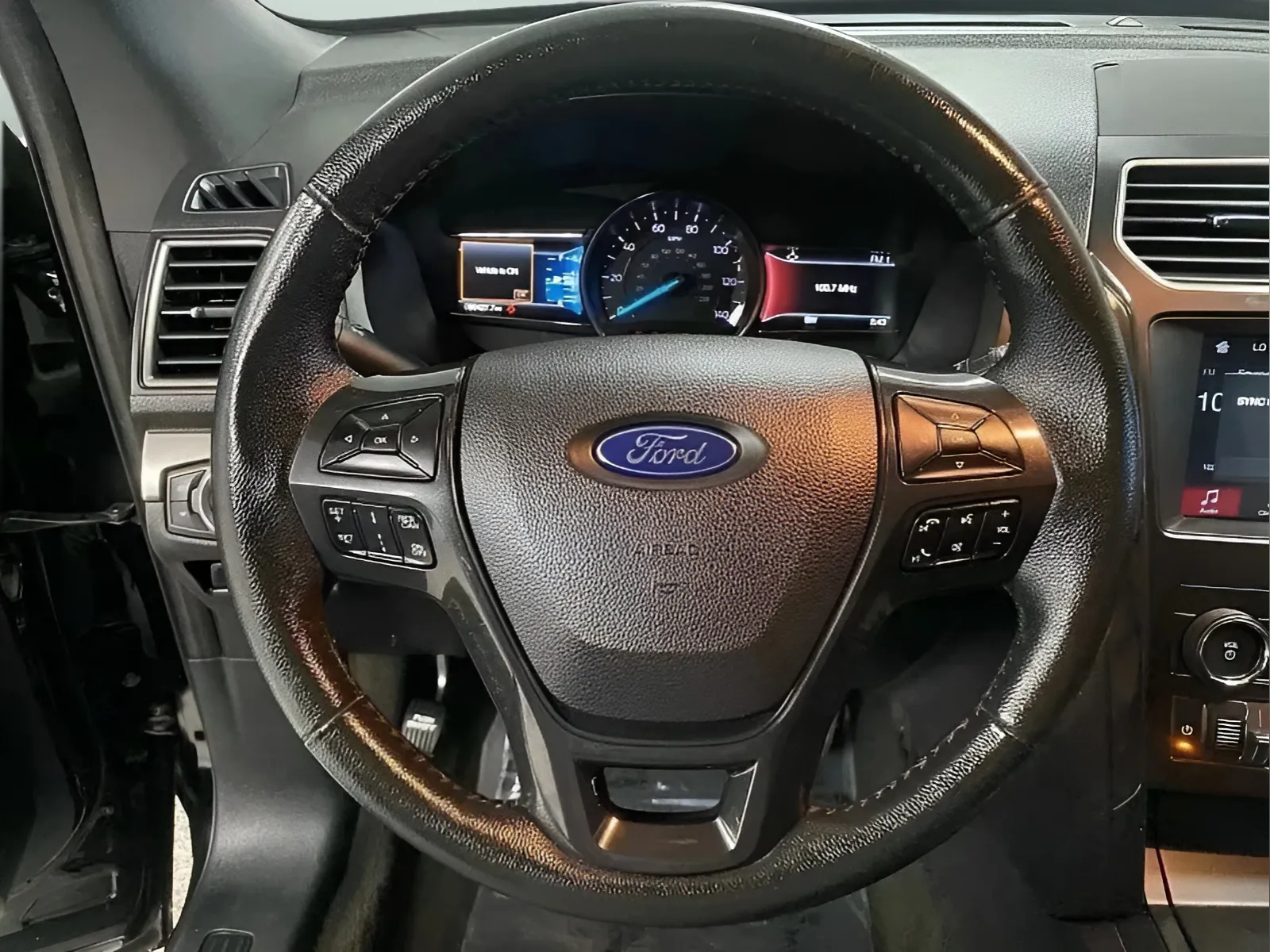 Ford Explorer photo 17