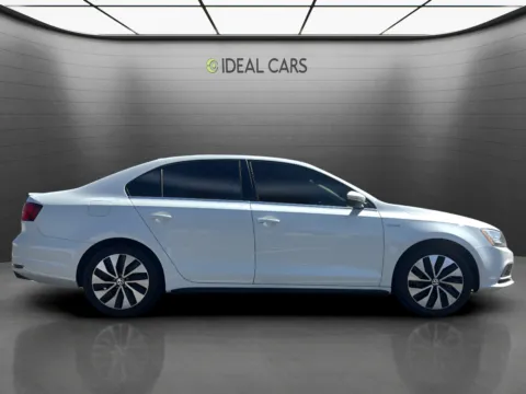 More photos of 2016 Volkswagen Jetta Hybrid SEL Premium at Ideal Cars - Main Street, AZ