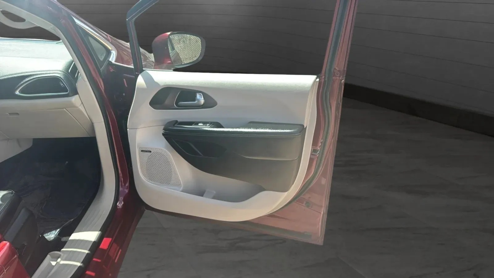 Chrysler Pacifica photo 26