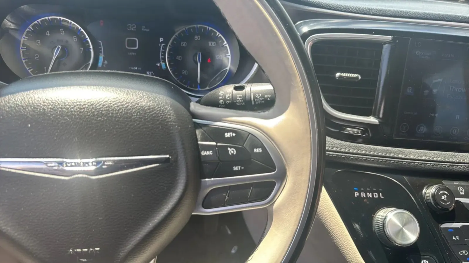 Chrysler Pacifica photo 29