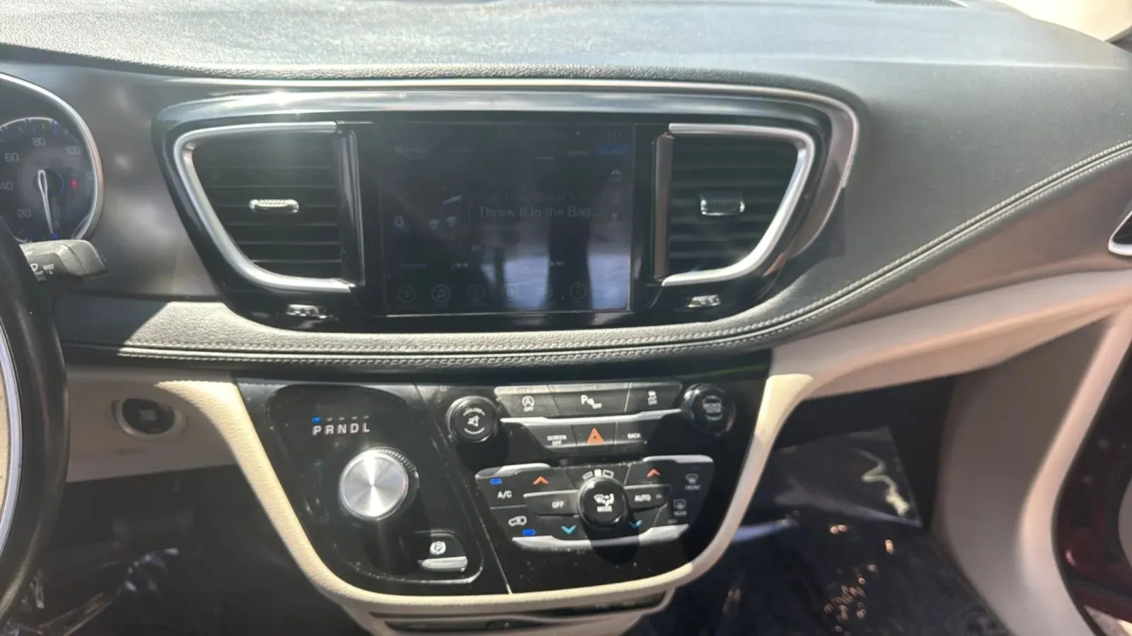 Chrysler Pacifica photo 16