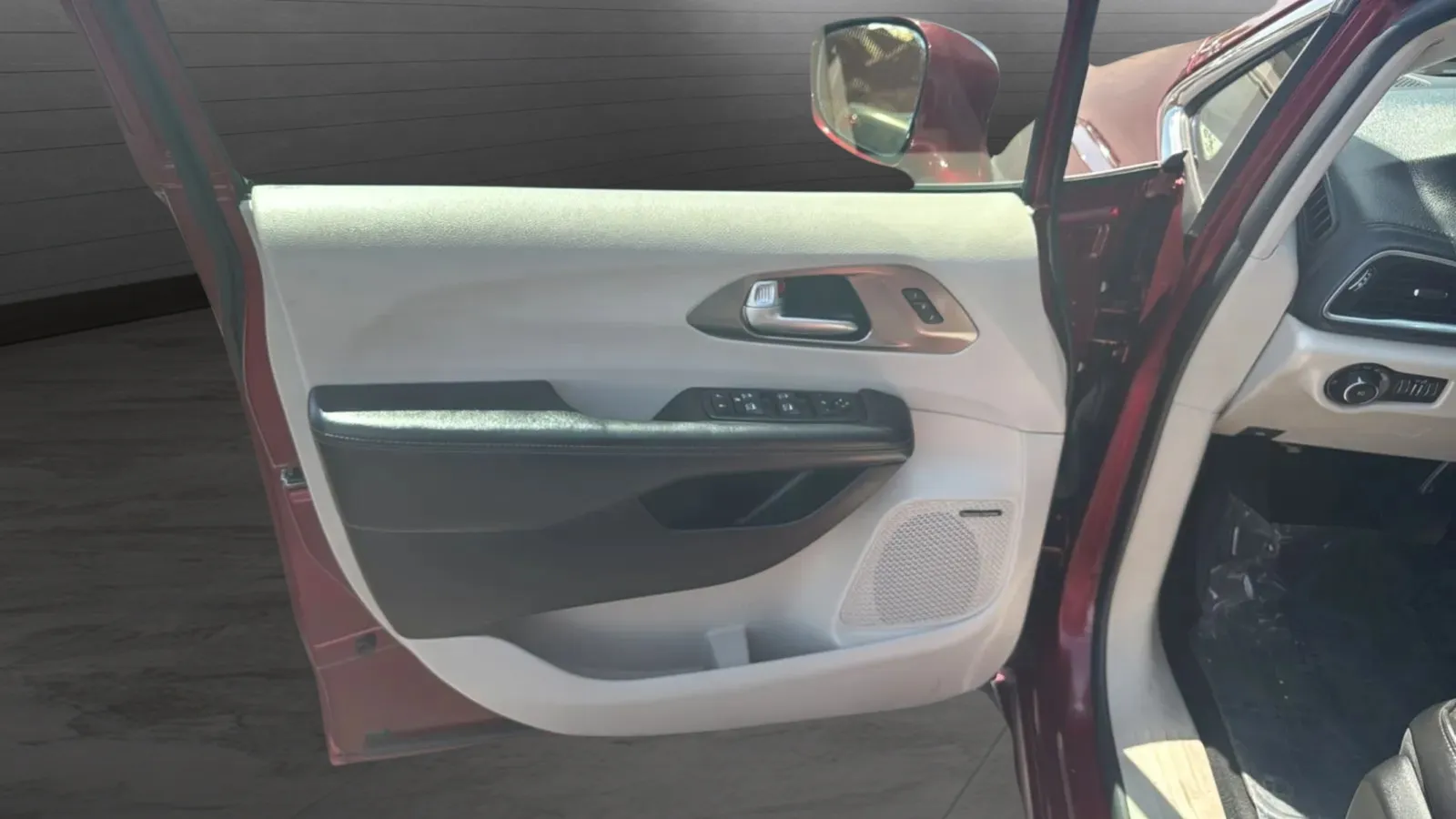 Chrysler Pacifica photo 20