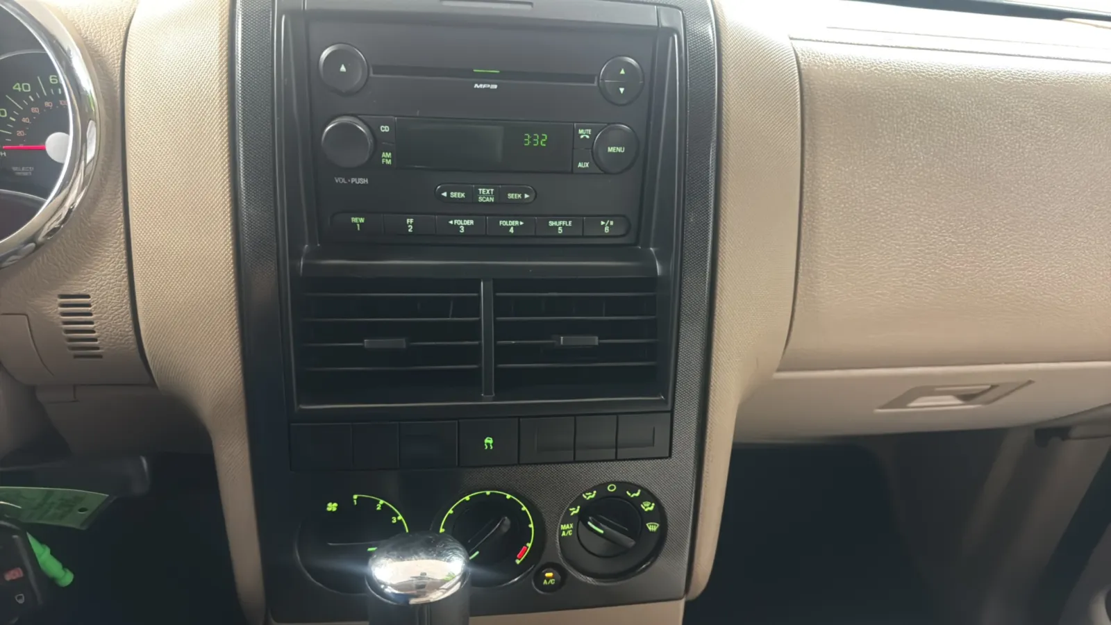 Ford Explorer photo 14