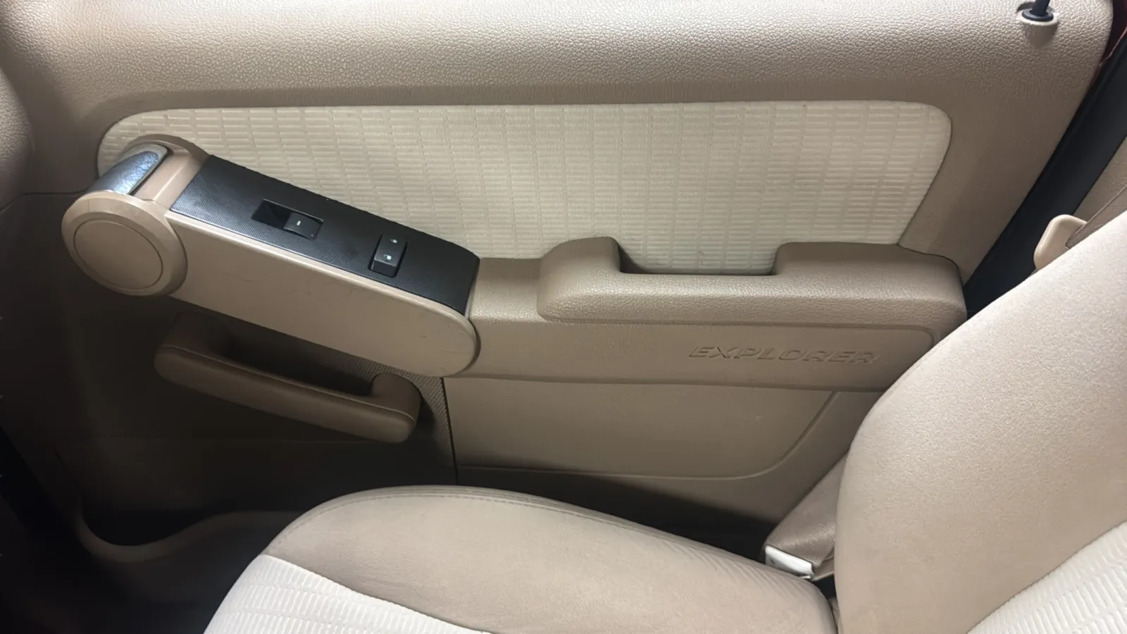 Ford Explorer photo 16