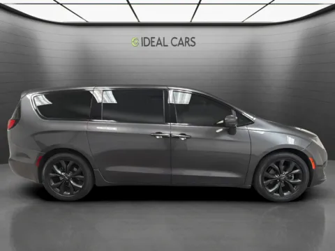 More photos of 2020 Chrysler Pacifica Touring at Ideal Cars - Main Street, AZ