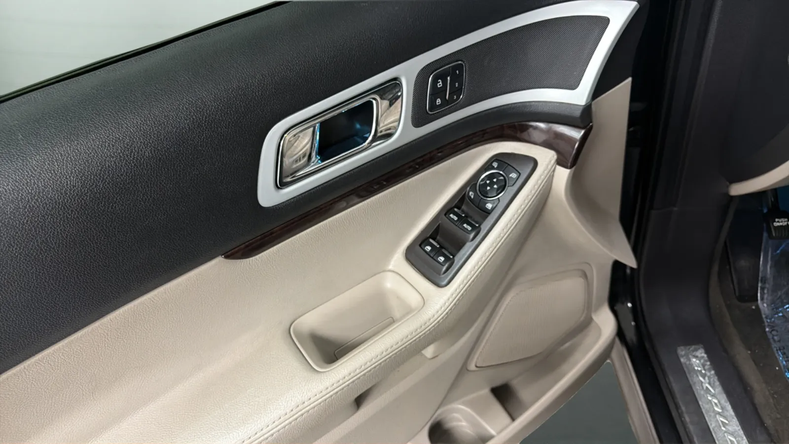 Ford Explorer photo 18