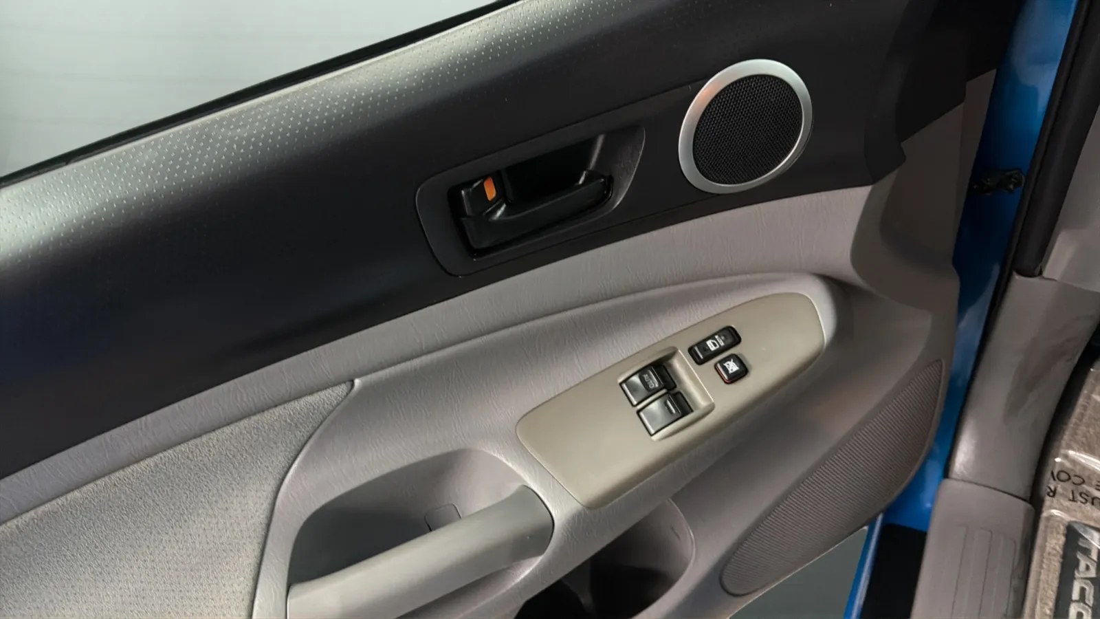 Toyota Tacoma photo 16