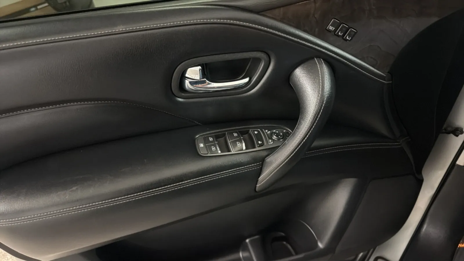 Infiniti QX80 photo 18