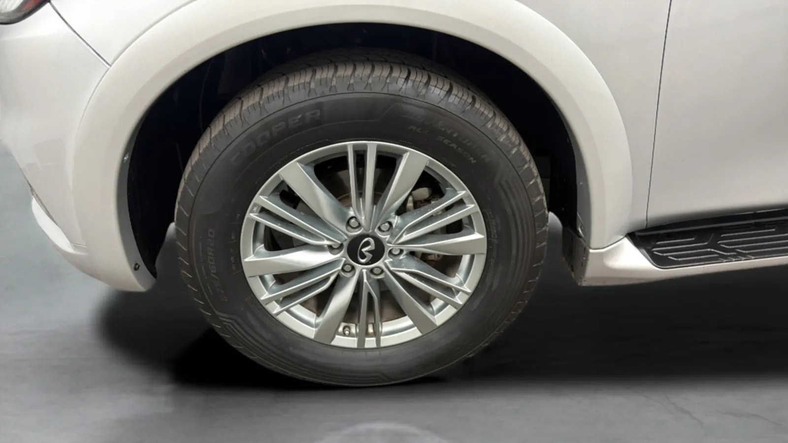 Infiniti QX80 photo 27