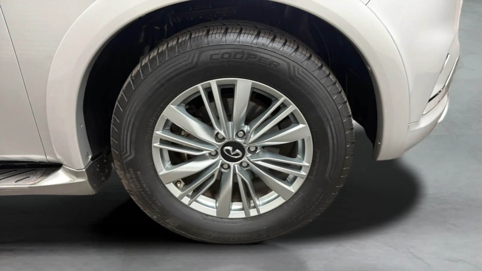 Infiniti QX80 photo 24