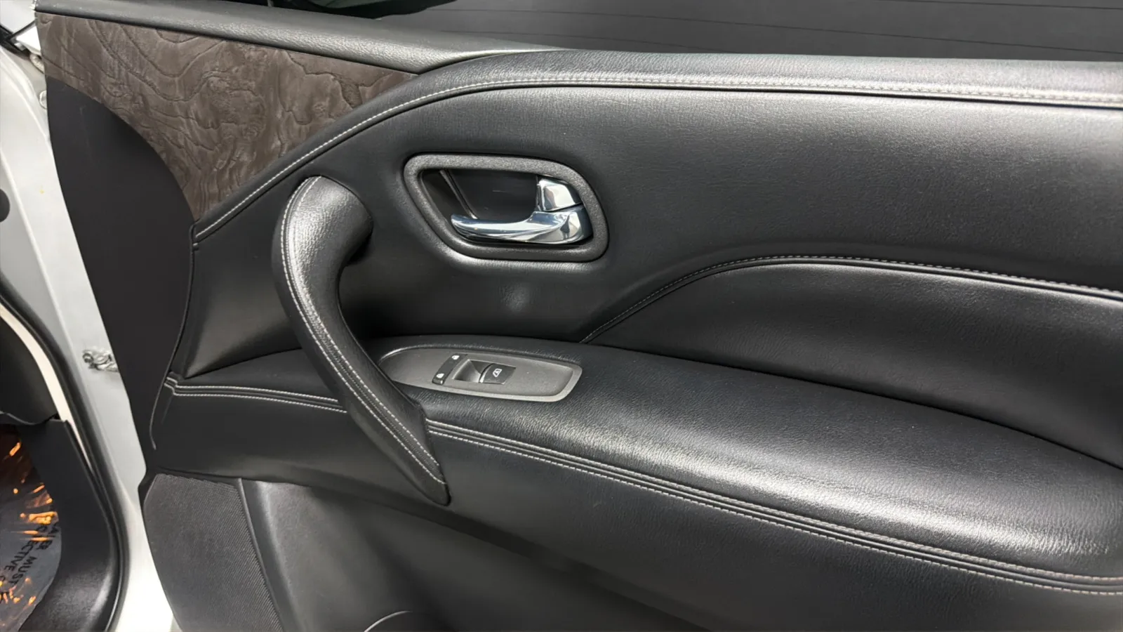 Infiniti QX80 photo 19