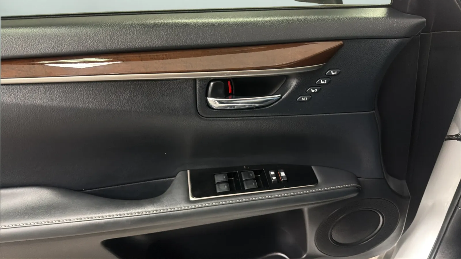 Lexus ES photo 17