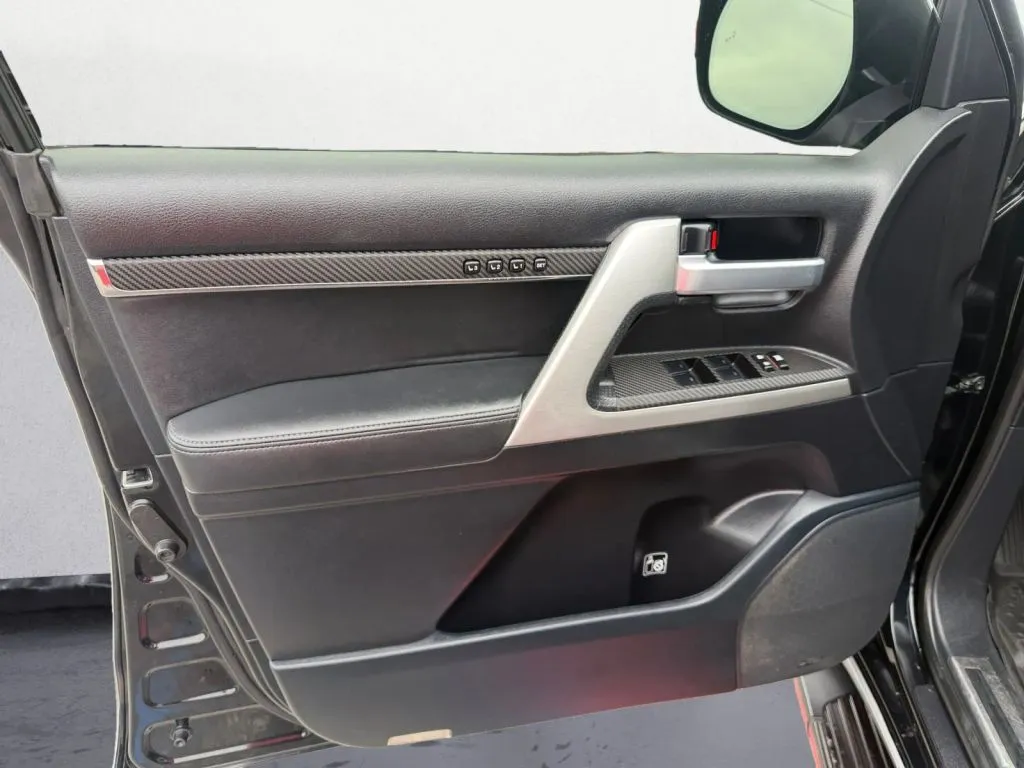 2017 Toyota Land Cruiser Base - Photo 14