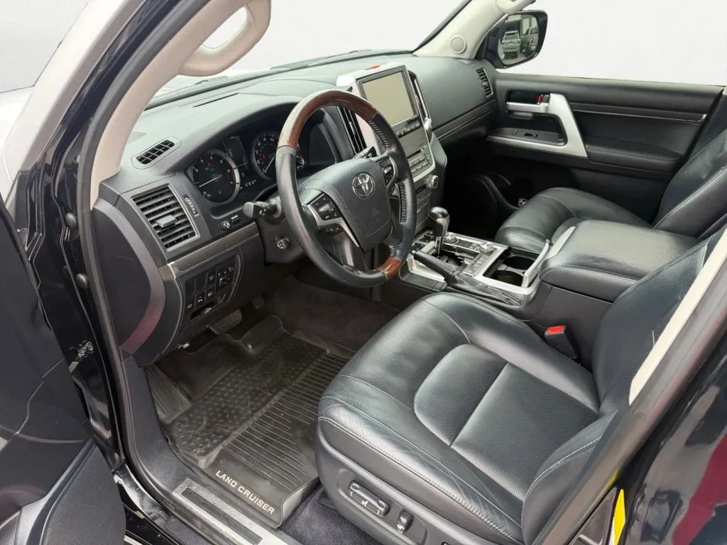 2017 Toyota Land Cruiser Base - Photo 15