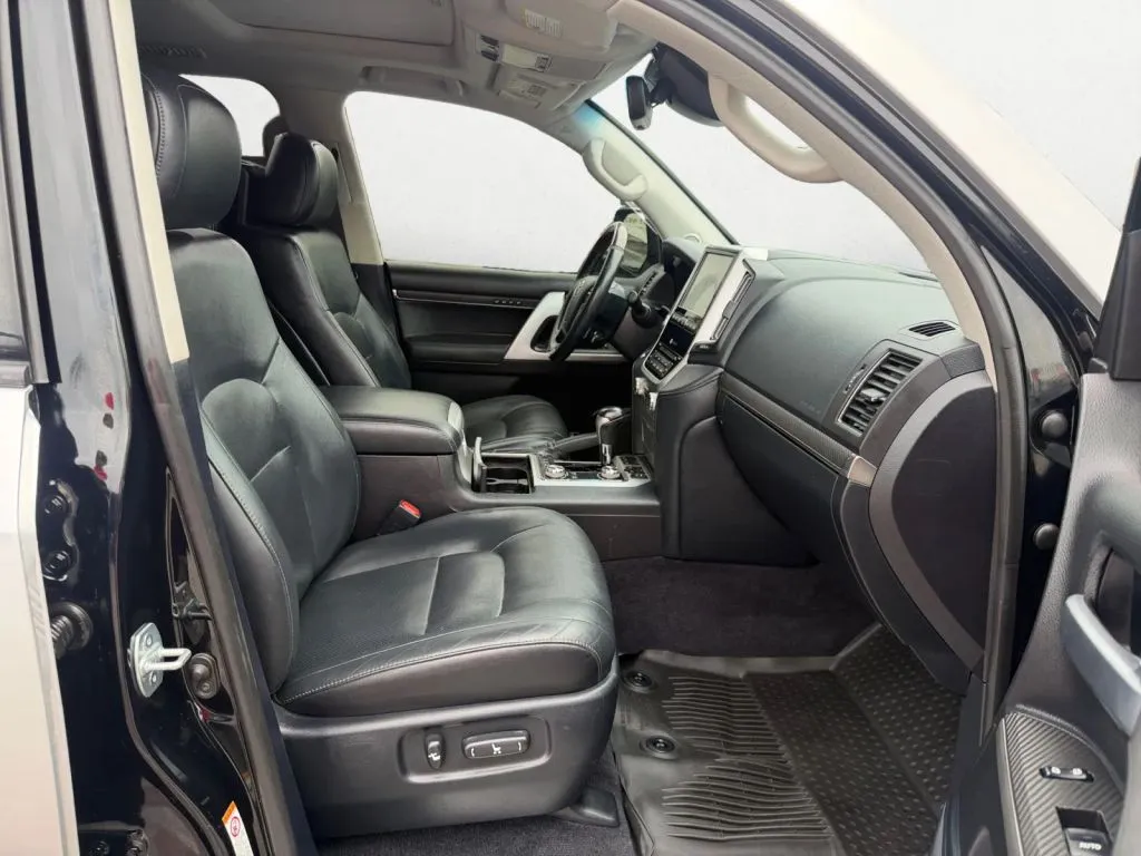 2017 Toyota Land Cruiser Base - Photo 23
