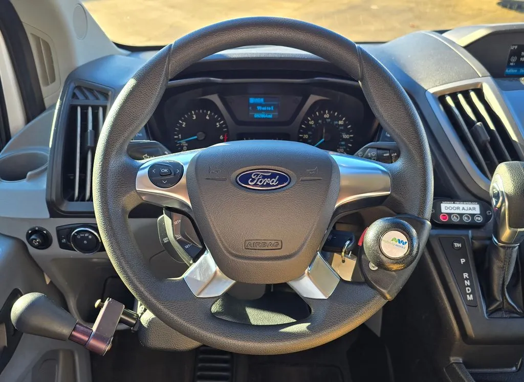 2017 Ford Transit Wagon XLT - Photo 18