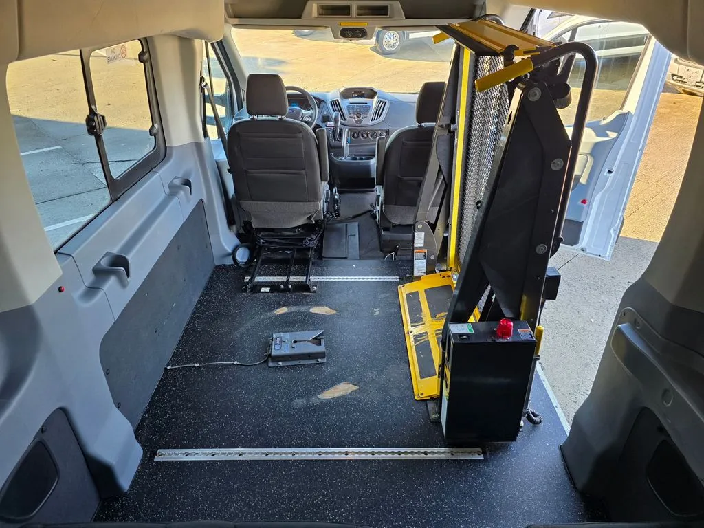 2017 Ford Transit Wagon XLT - Photo 16