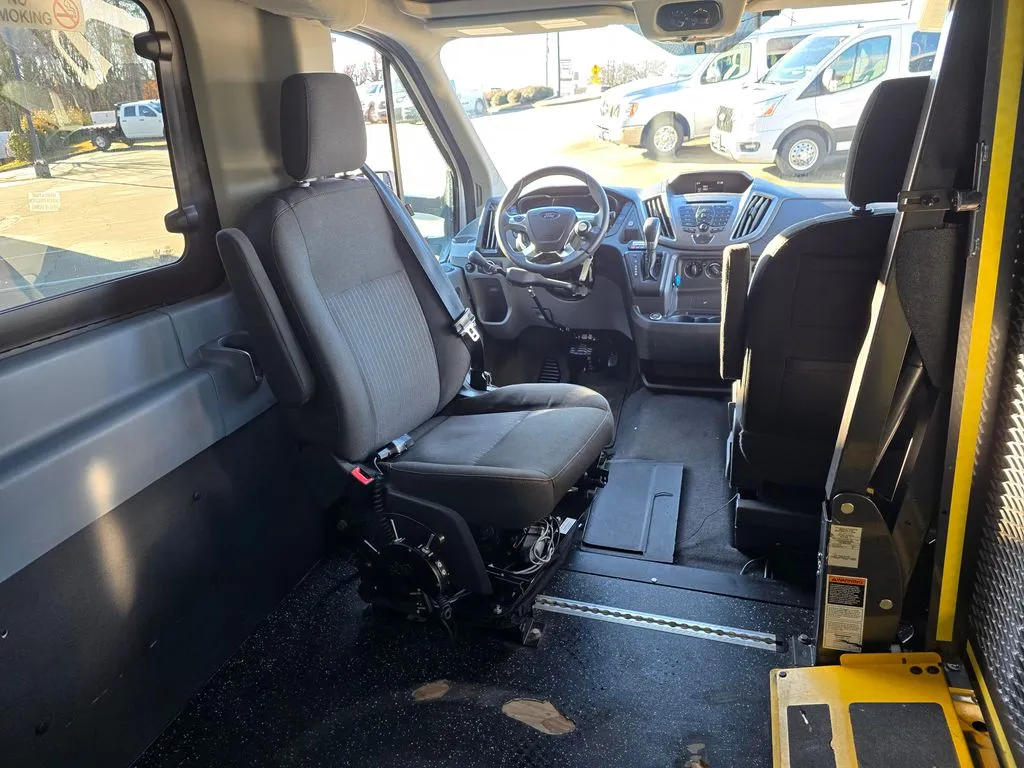 2017 Ford Transit Wagon XLT - Photo 17