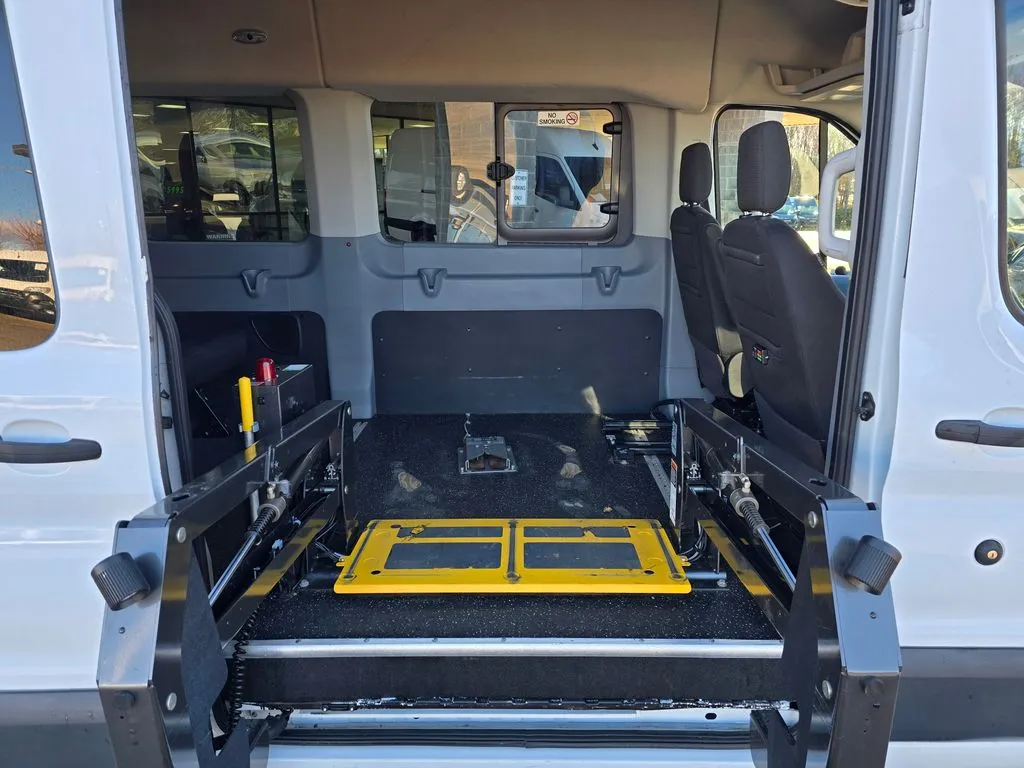 2017 Ford Transit Wagon XLT - Photo 13