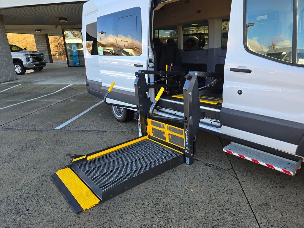 2017 Ford Transit Wagon XLT - Photo 12