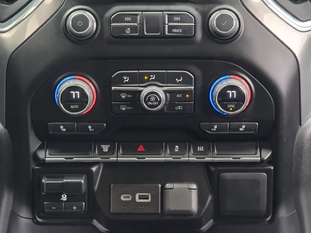 Chevrolet 3500HD photo 38