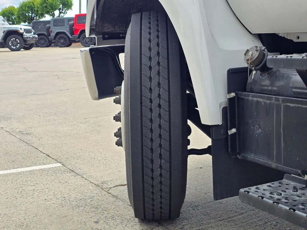 2023 Ford F-650 - Photo 38