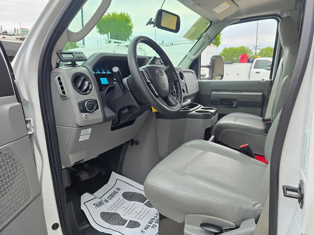 Ford E-350SD photo 29