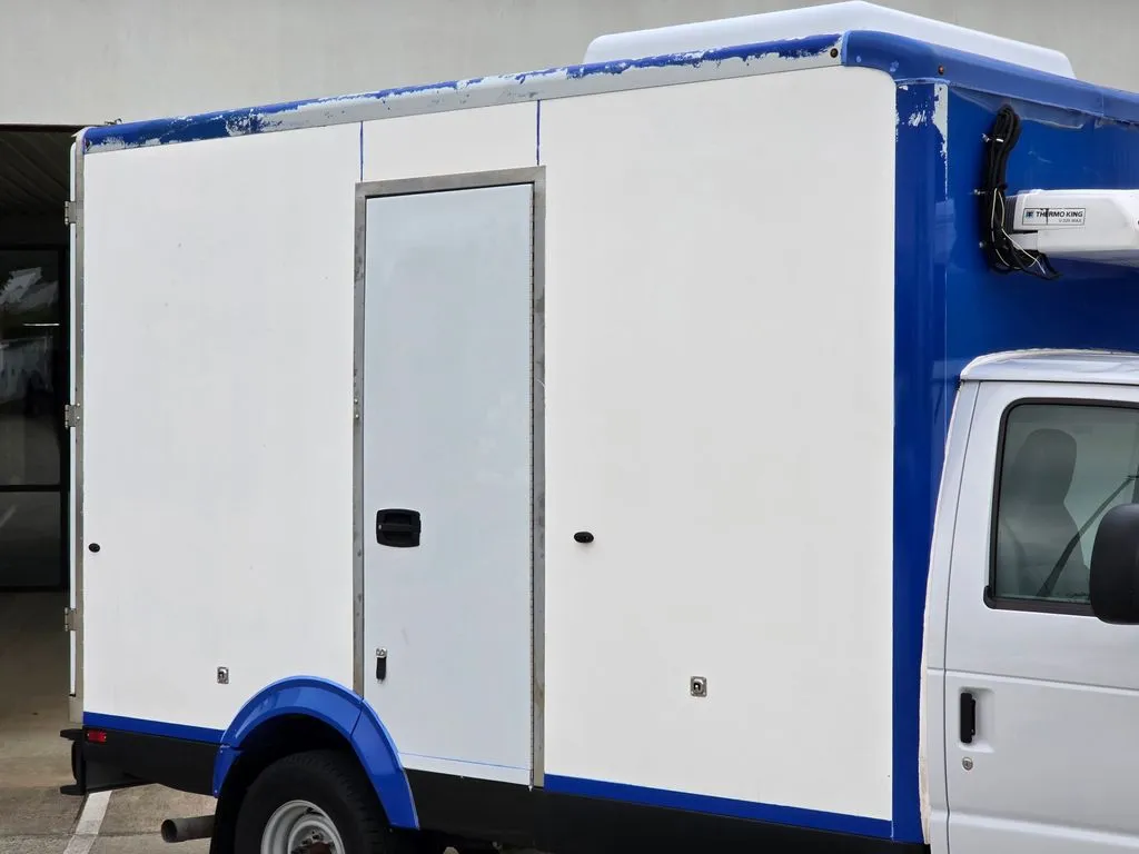 Ford E-350SD photo 26