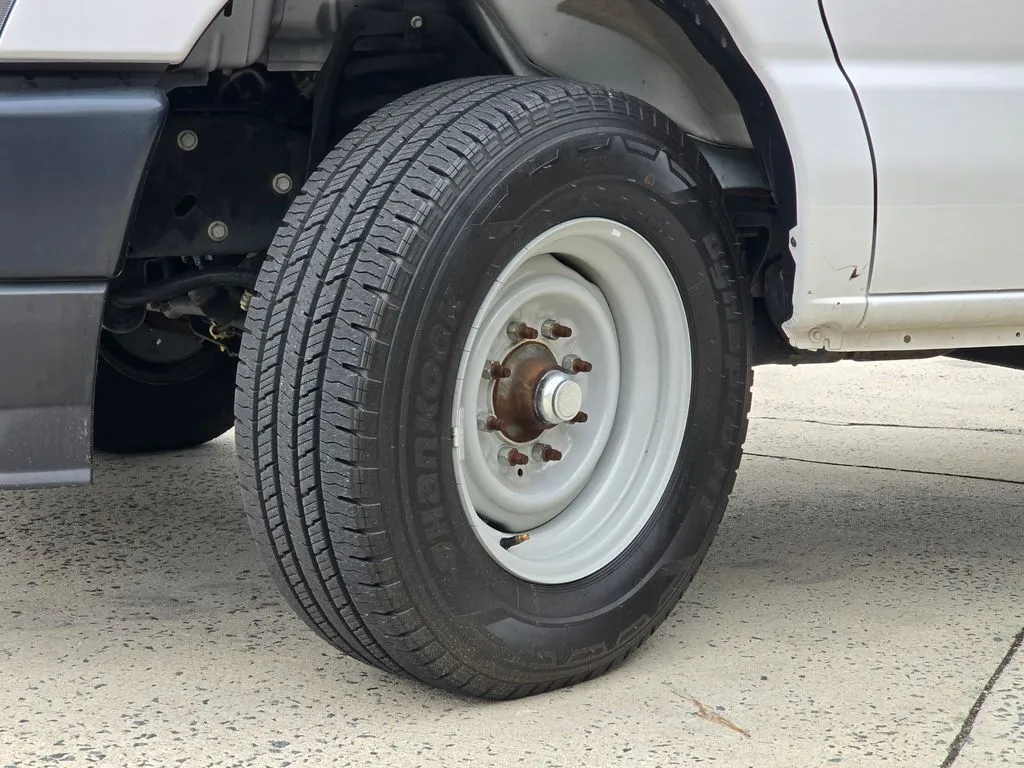 Ford E-350SD photo 45
