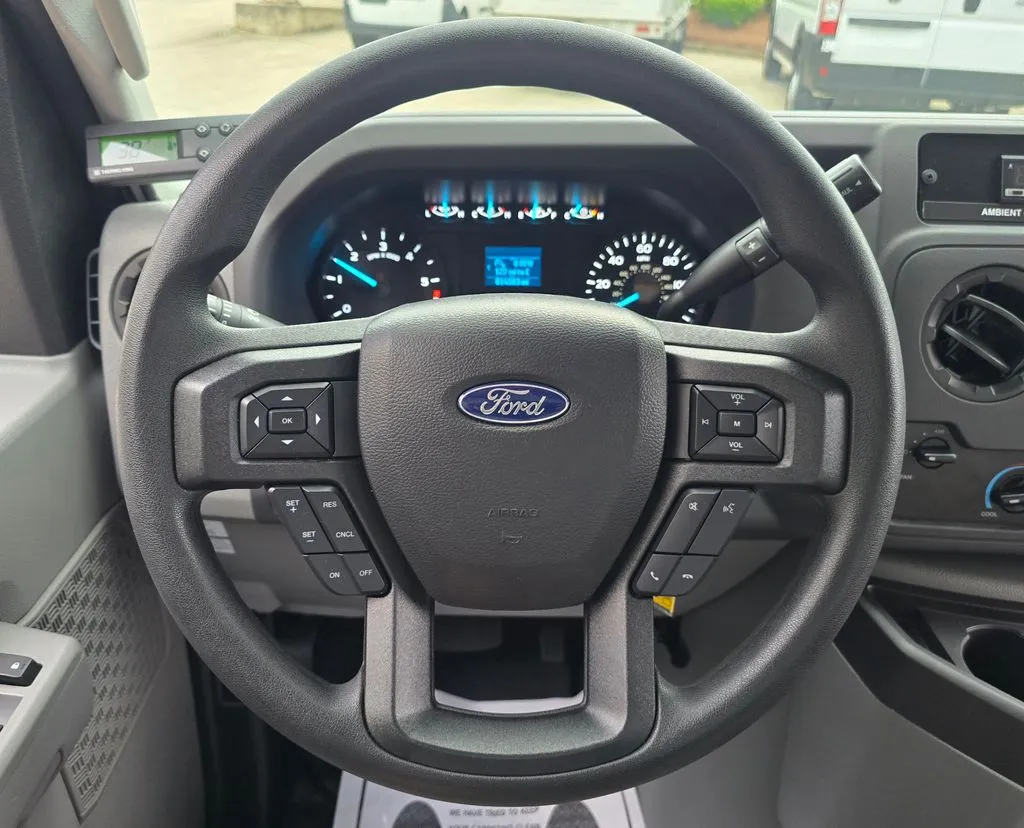 Ford E-350SD photo 38