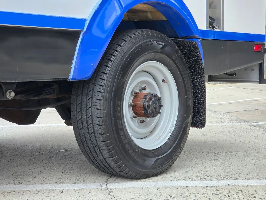 Ford E-350SD photo 46