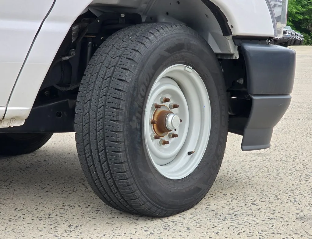 Ford E-350SD photo 48