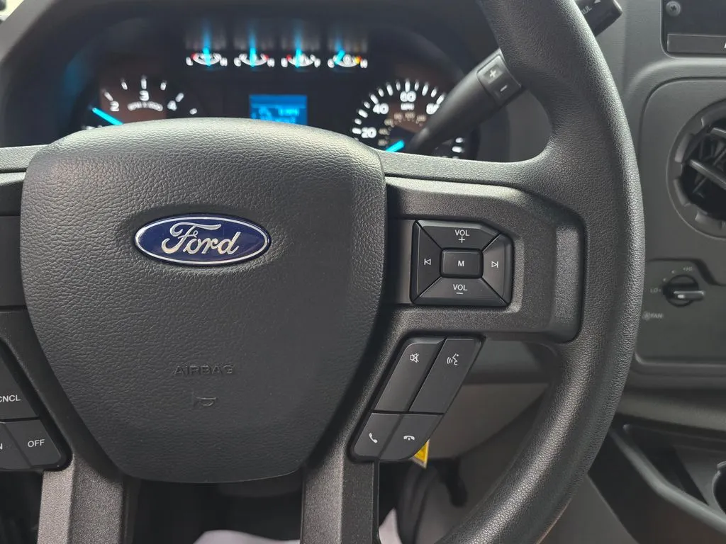 Ford E-350SD photo 42