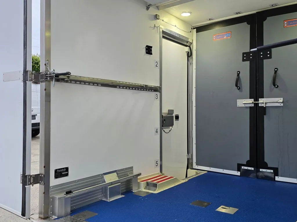 Ford E-350SD photo 18