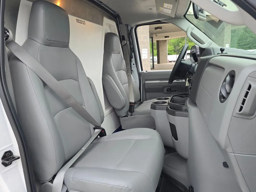 Ford E-350SD photo 35