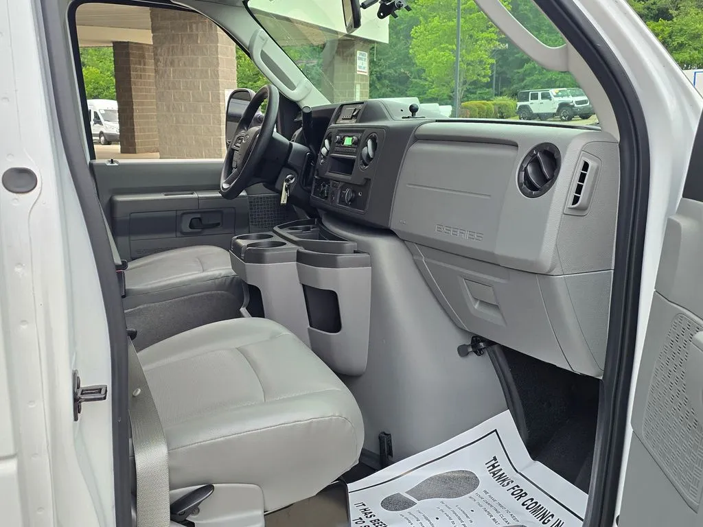 Ford E-350SD photo 34