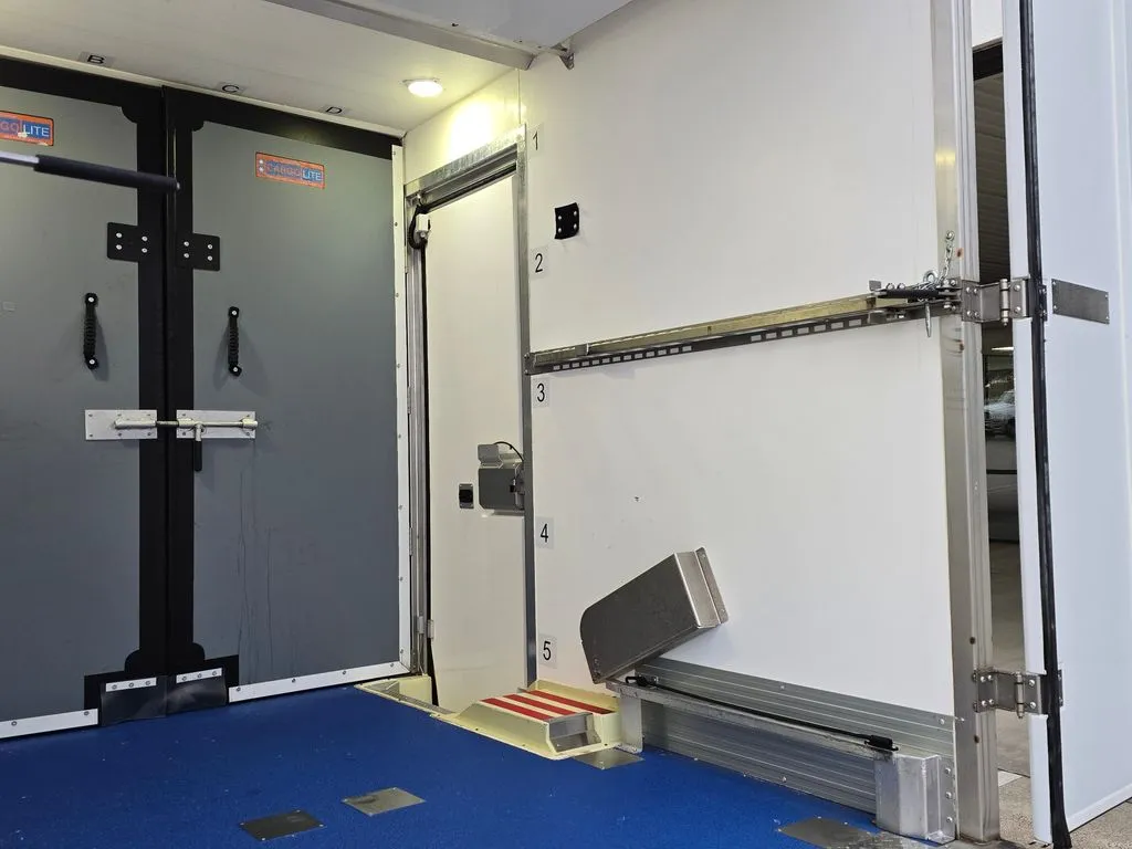 Ford E-350SD photo 19