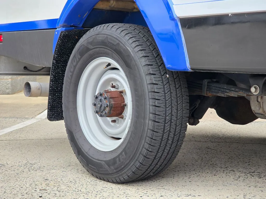Ford E-350SD photo 47