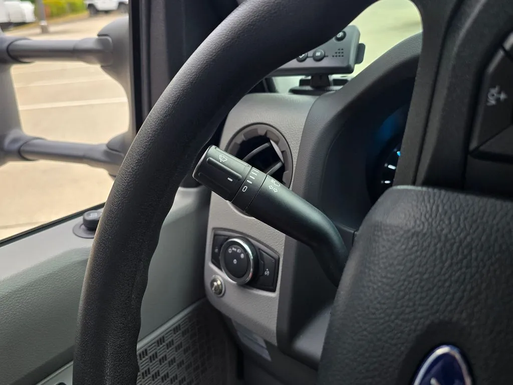 Ford E-350SD photo 39