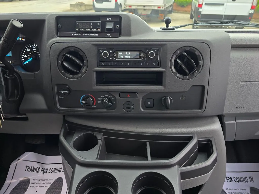 Ford E-350SD photo 43