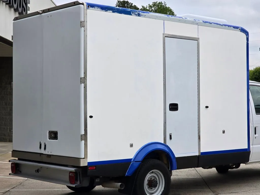 Ford E-350SD photo 25