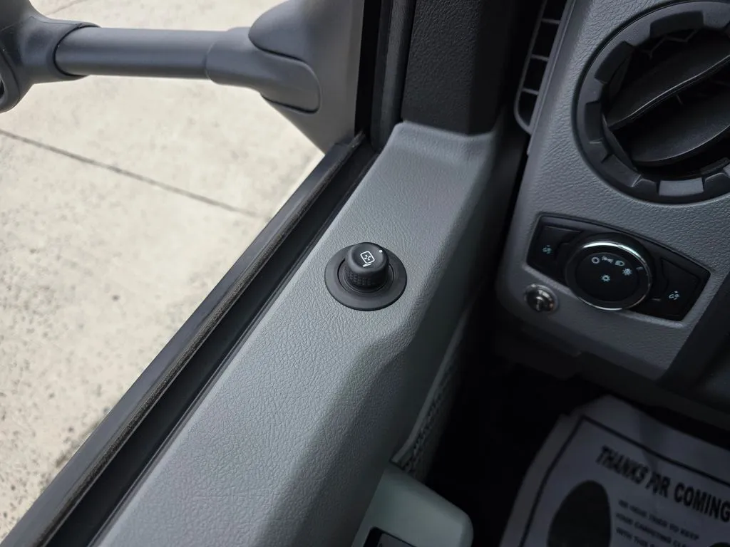 Ford E-350SD photo 32