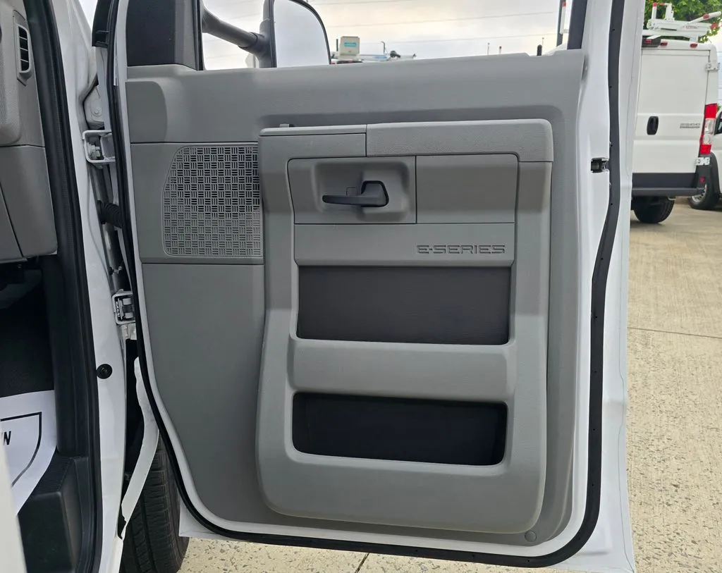 Ford E-350SD photo 36