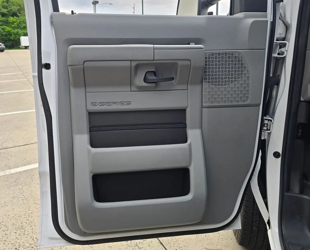Ford E-350SD photo 31
