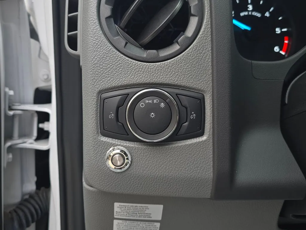 Ford E-350SD photo 44