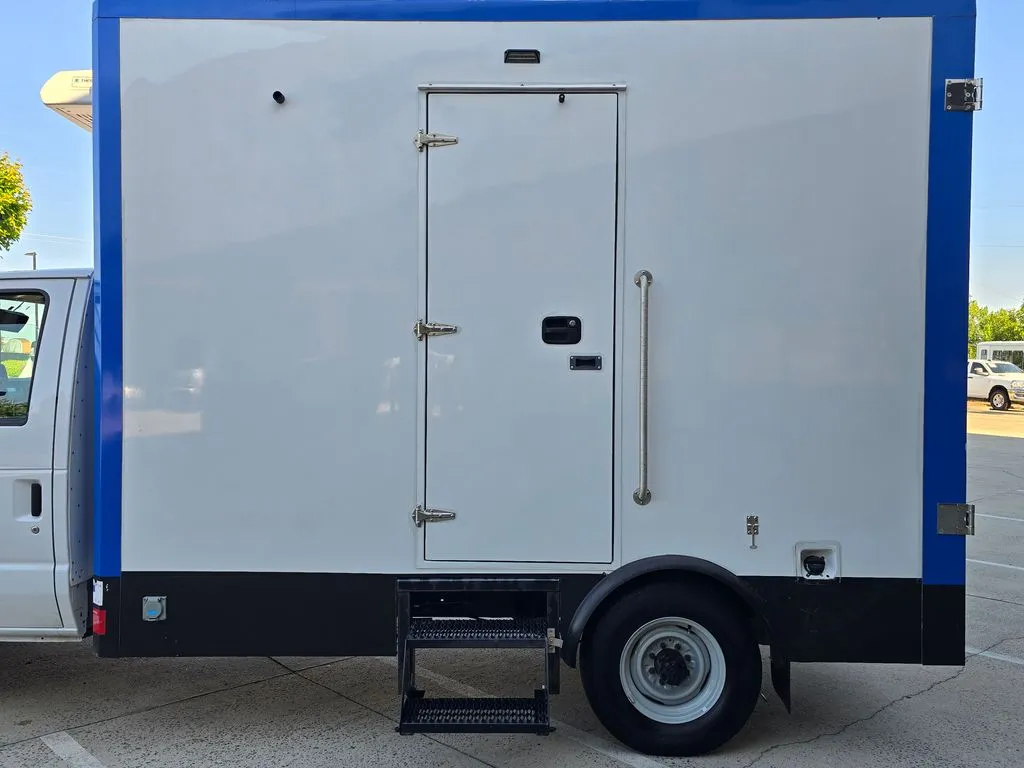 Ford E-350SD photo 33