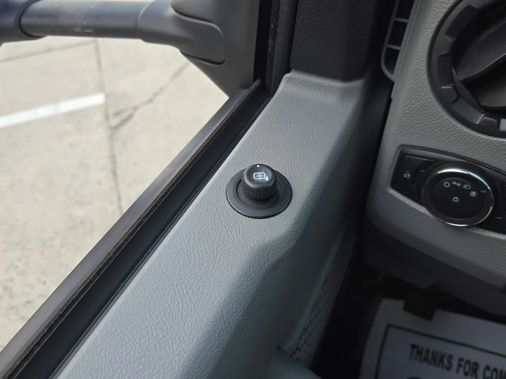 Ford E-350SD photo 39